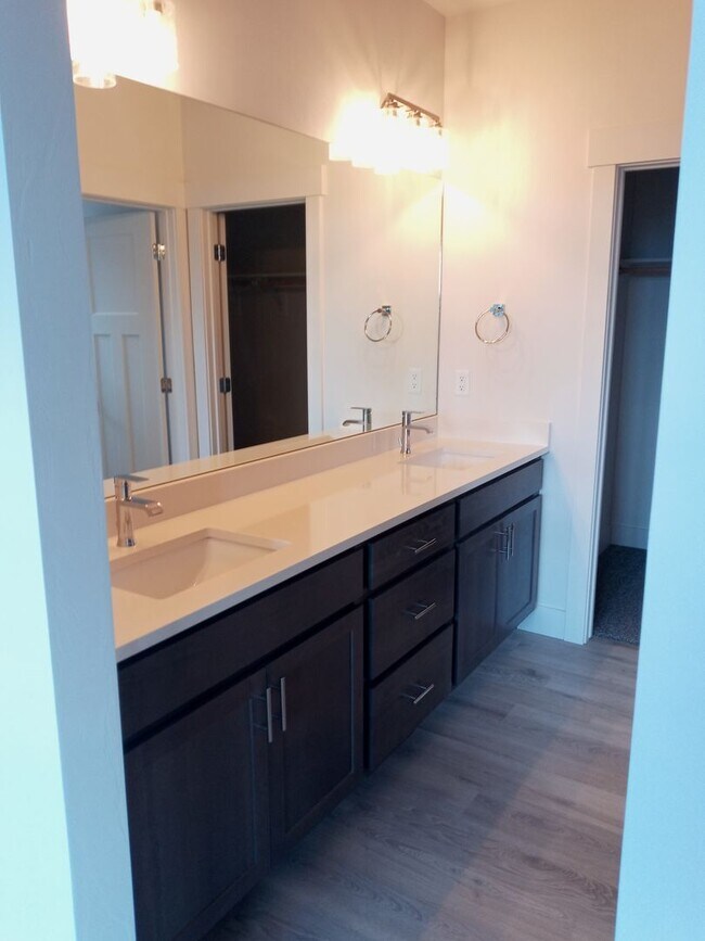 Building Photo - 3 Bed 2.5 Bath in Belgrade with attached d...