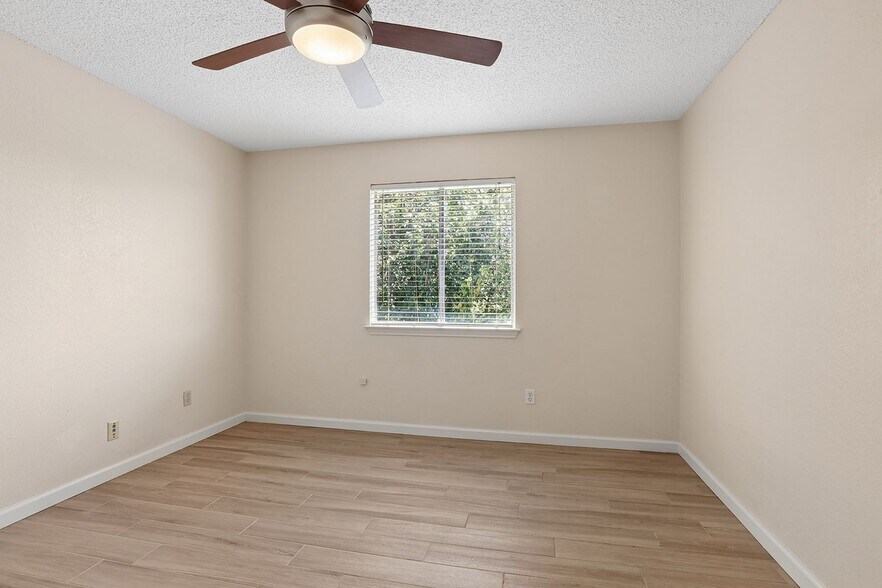 Building Photo - 15301 Ecorio Dr