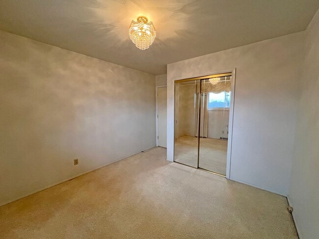 Building Photo - 4 Bedroom, 2 Bathroom Brick Ranch Home For Lease in Peoria, IL