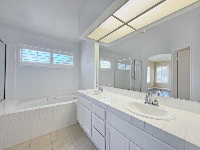 Building Photo - Your Next Home Awaits! Modern 4BR, 3BA Bea...