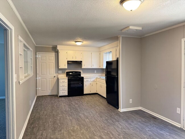 Building Photo - 3 Bedroom/1 Bath near shopping off Wilma R...