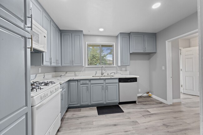 Building Photo - 13921 Daphne Ave