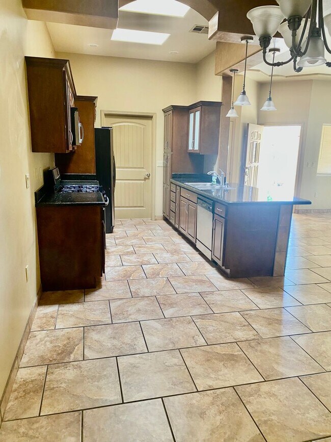 Building Photo - 4206 Tres Ninos Dr