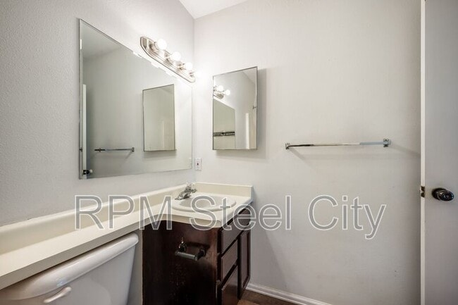 Building Photo - 4645 Ridge Dr