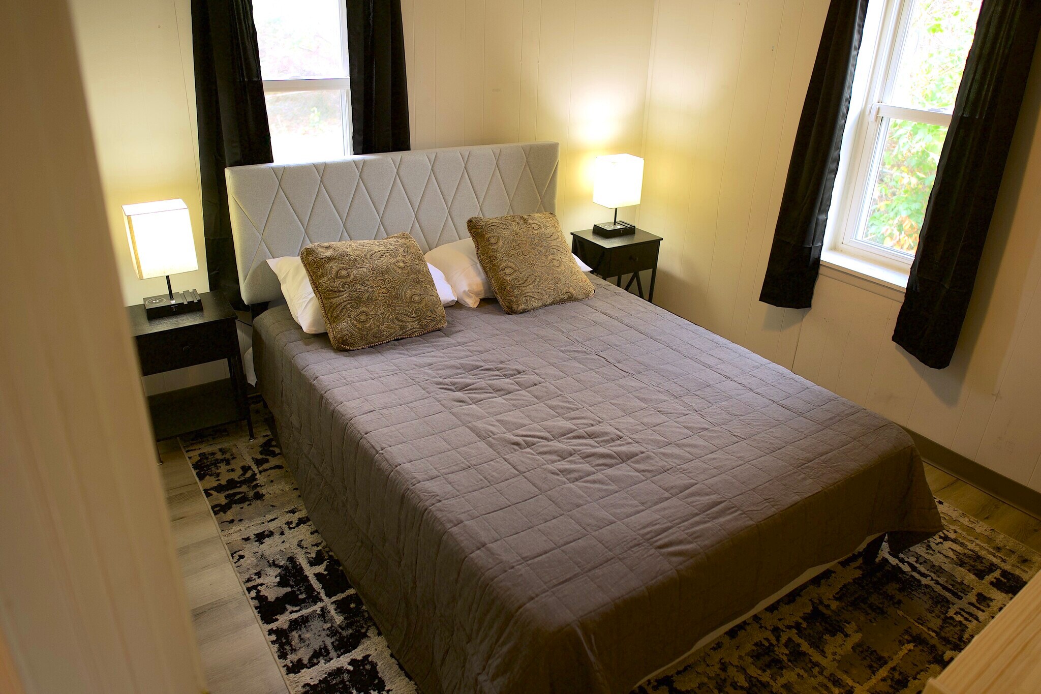 Main Floor Master | Queen Bed | Blackout Curtains - 10207 Oak Ave