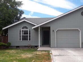 Building Photo - Adorable duplex in Prineville - all new in...