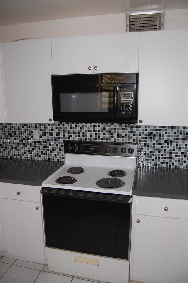 Building Photo - 1334 Collins Ave