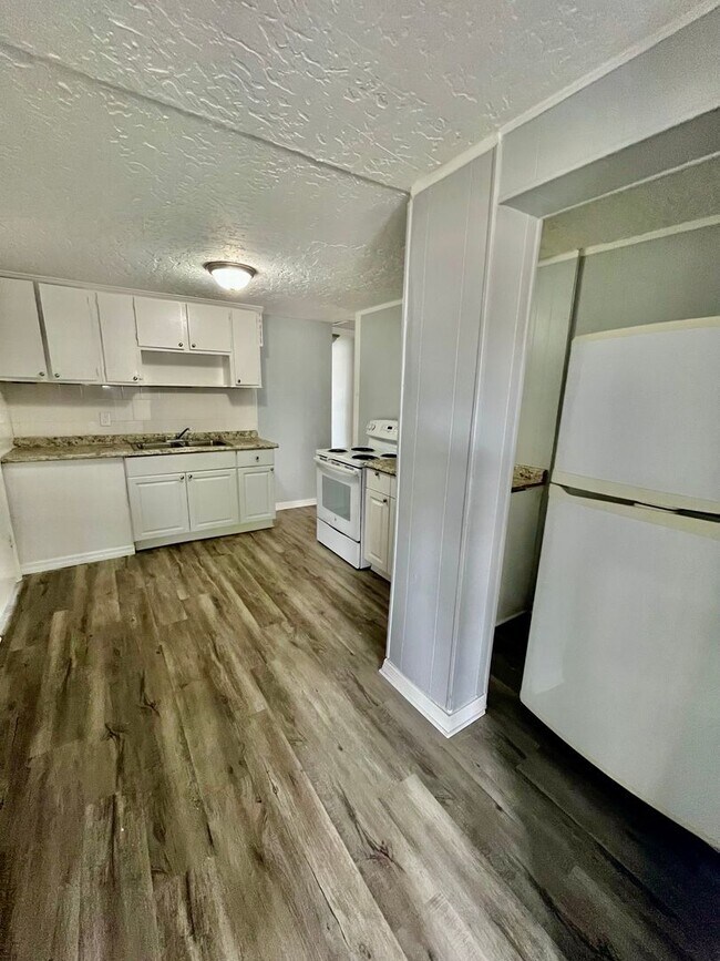 Building Photo - Spacious Remodeled 6BR/1BA Home with Fenced Backyard in Winter Haven!