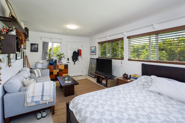Building Photo - Renovated Kahala Retreat: 3-Bed Home + Stu...