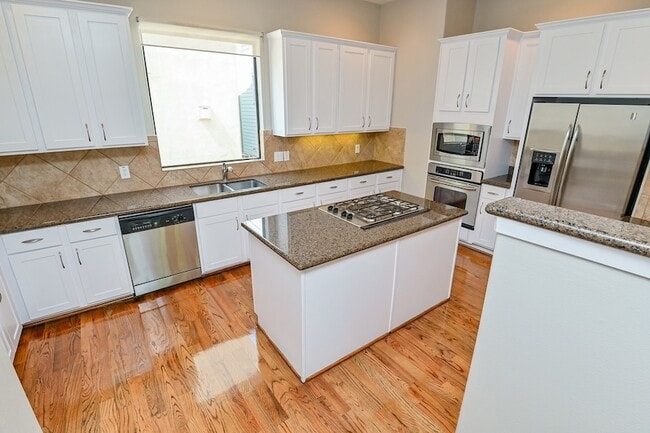 Building Photo - 5108 Lillian St