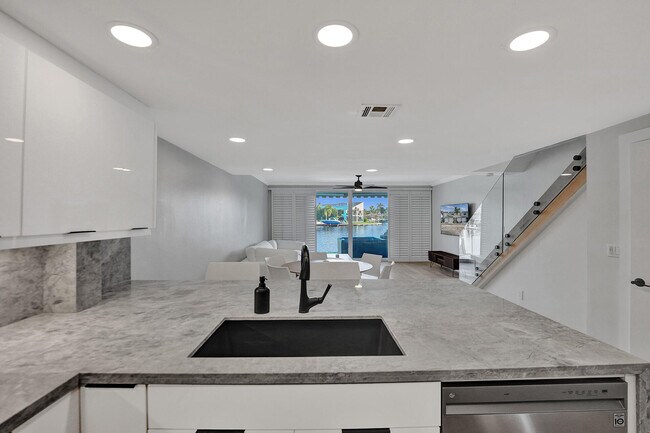 Building Photo - 876 Jeffery St