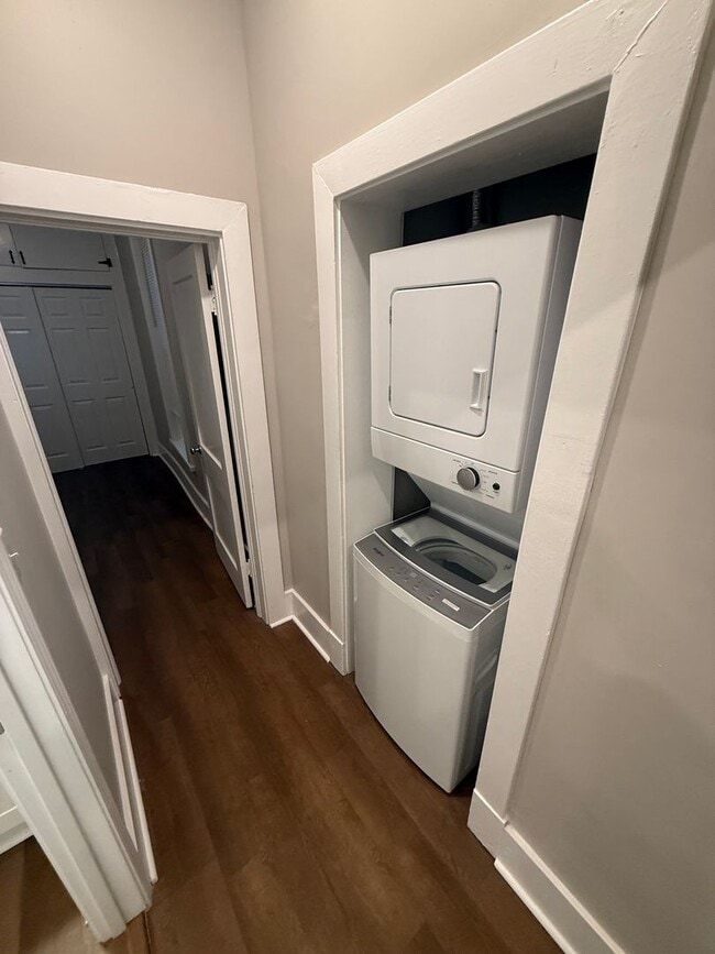 Building Photo - 622 7th St