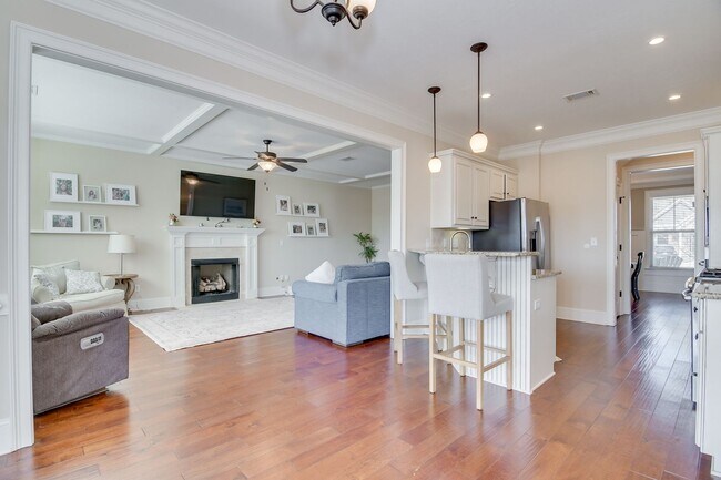 Building Photo - Gorgeous 5-Bedroom 3.5 Bath Home