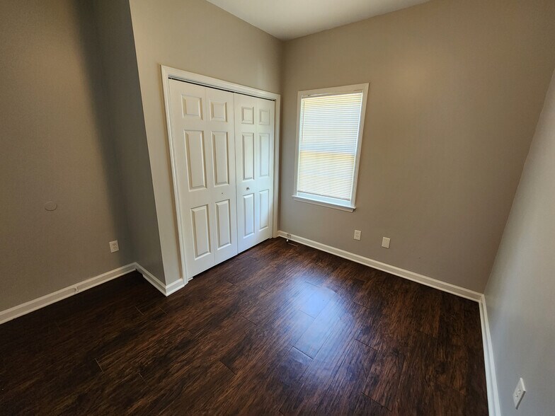 Building Photo - Room in Duplex on Hall St NW