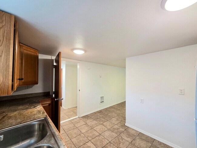 Building Photo - 1121 Monitor Ave