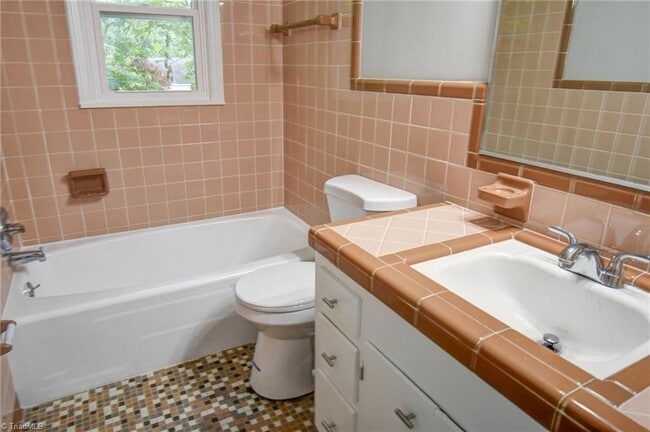 Building Photo - 318 Collinwood Dr