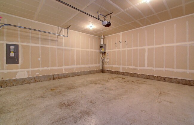 Building Photo - 3 BR, 2.5 BA Creekwood Townhome - $500 OFF 1st Mo. Rent!