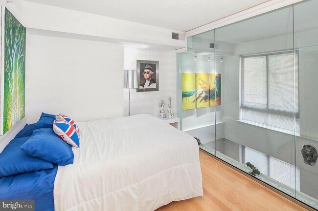 Building Photo - Available Now! Logan Circle! High End, 2 B...