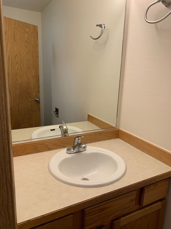 Building Photo - 3 Bdrm, 1 & 1/2 Ba | Muldoon & Tudor area | AVAILABLE NOW!!