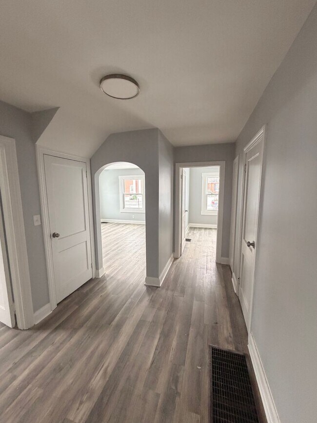 Building Photo - Gorgeous fully renovated 3 br house!