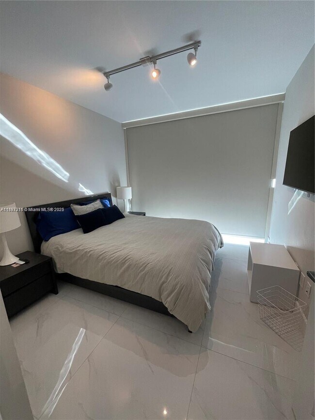 Building Photo - 400 Sunny Isles Blvd