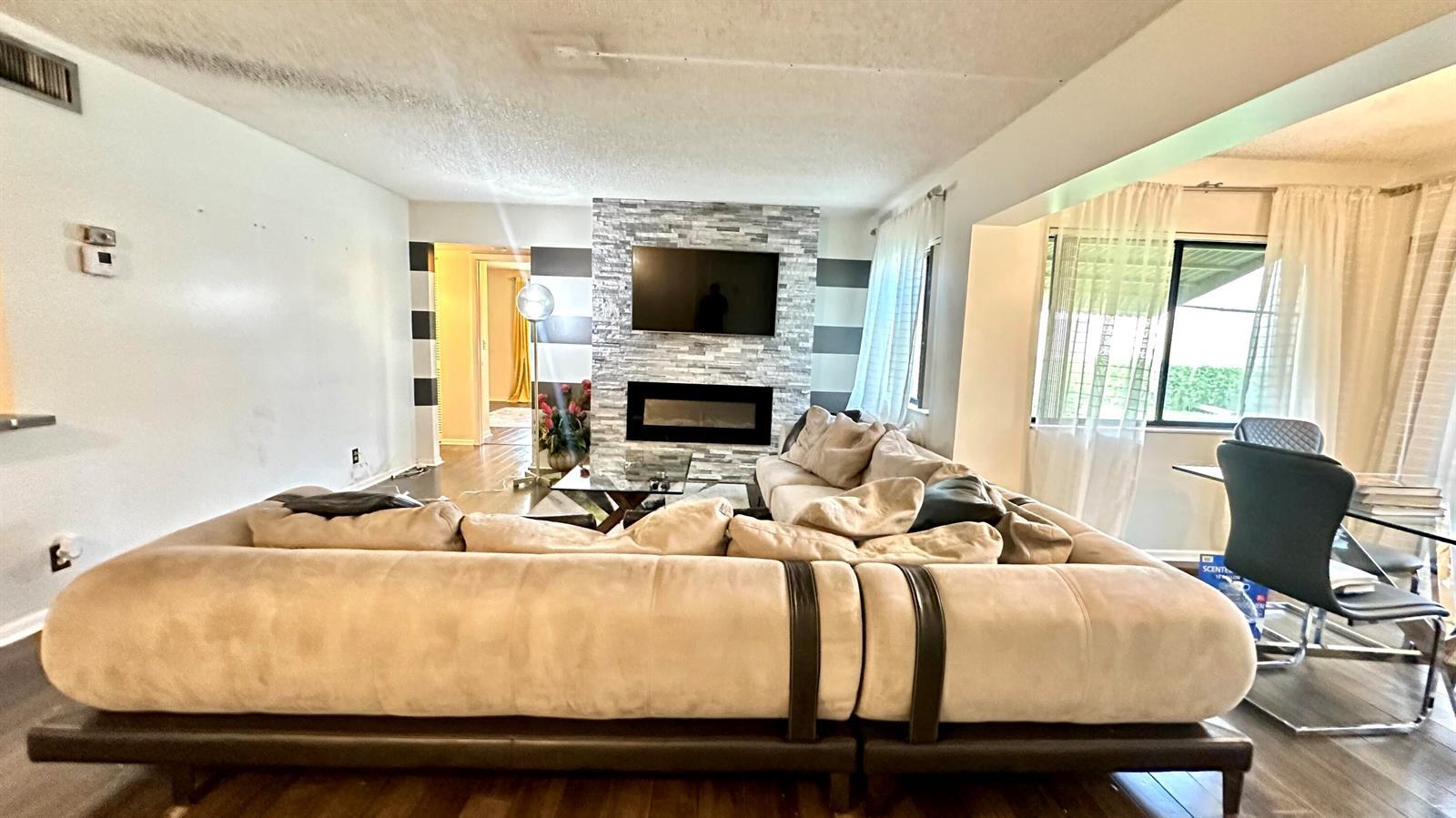 Building Photo - 533 Shady Pine Way