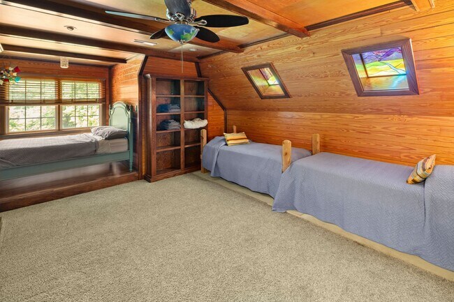 Building Photo - Spacious 6-Bedroom Furnished Home Near Asheville – Privacy, Comfort & Convenience!