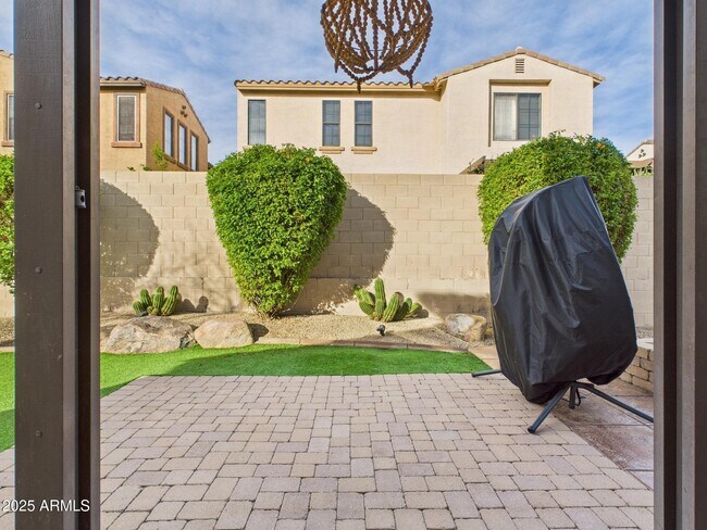 Building Photo - 2326 W Sleepy Ranch Rd