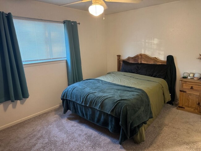 Building Photo - DECEMBER MOVE IN!  Cute 3 Bedroom 1.5 Bath...