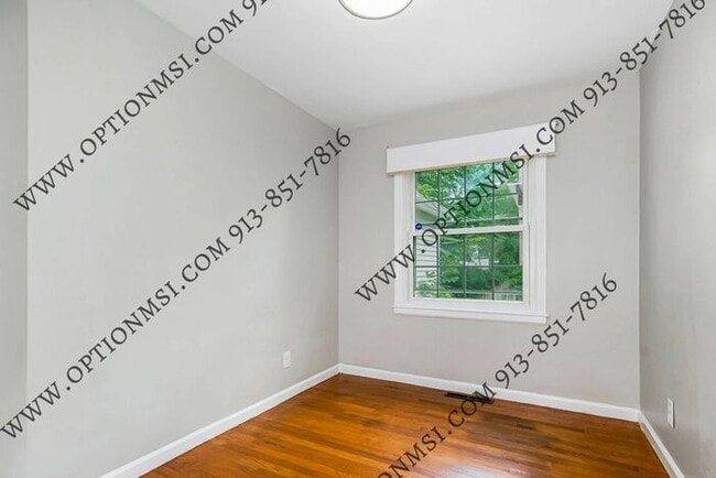 Building Photo - Available NOW in Raytown