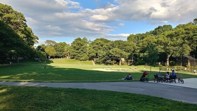 Building Photo - 9 Regent Cir