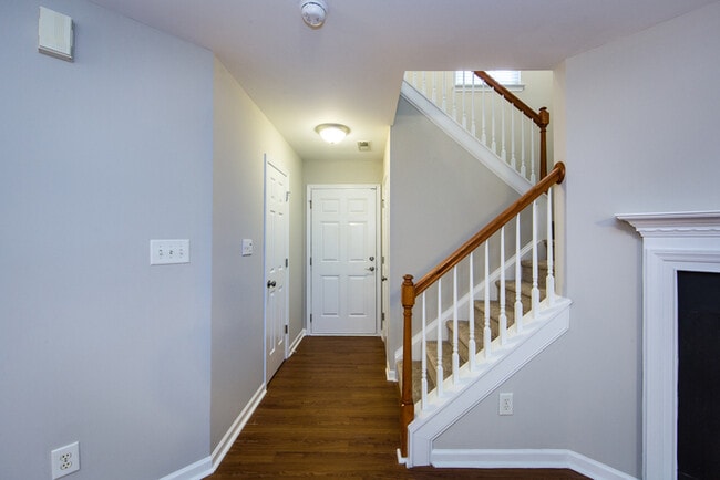 Building Photo - Great 3BD/2.5BA Home in Desirable Highland Creek!