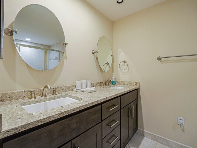 Building Photo - 5060 Harmony Cir