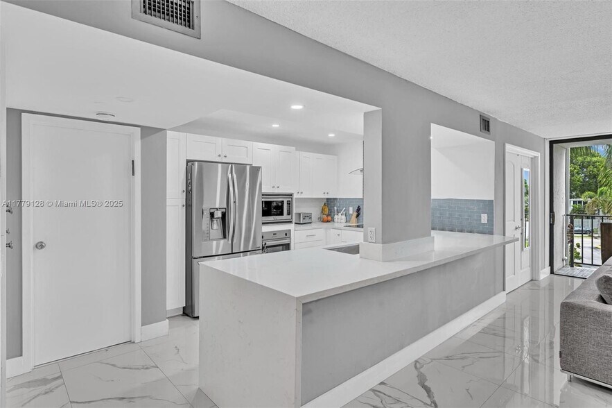 Building Photo - 1000 Parkview Dr