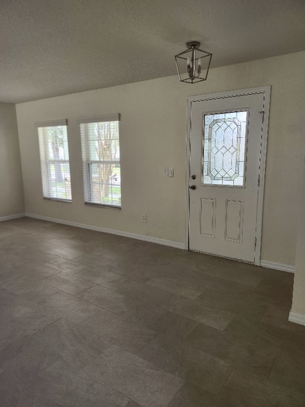 Building Photo - 13667 Phoenix Dr