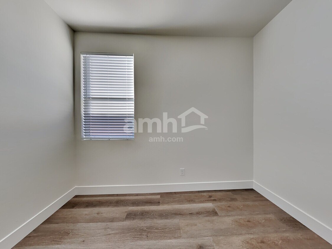 Building Photo - 854 English Primrose St