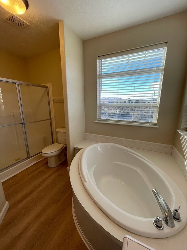 Building Photo - Quiet, spacious property!