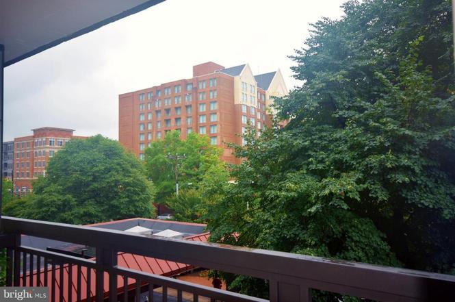 balcony - 801 N Pitt St