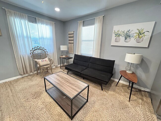 Building Photo - Beautifully Updated Furnished 2 Bed 1 Bath with Fenced Yard!