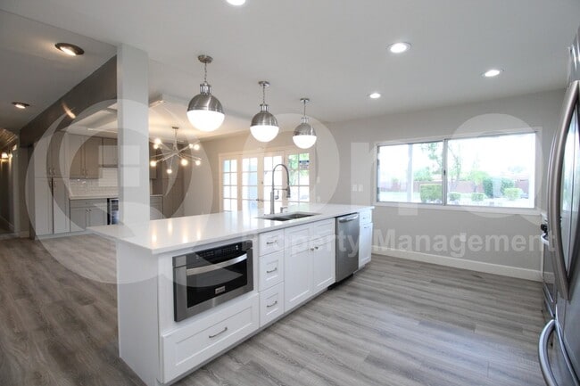 Building Photo - 6149 E Delcoa Ave