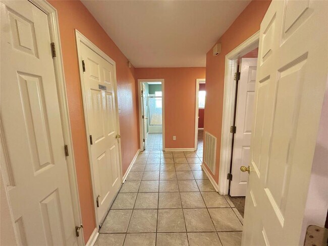 Building Photo - 1765 Hialeah Dr