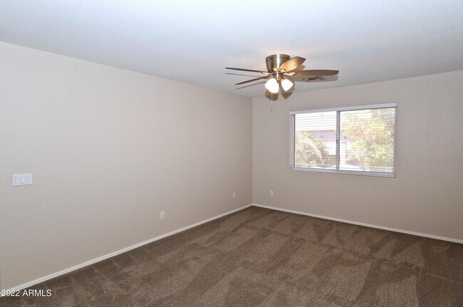 Building Photo - 14168 W Clarendon Ave