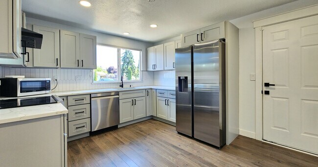 Building Photo - 3 Bedroom Home in North Marysville - $500 ...