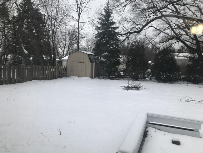 Building Photo - 576 Pinecrest St