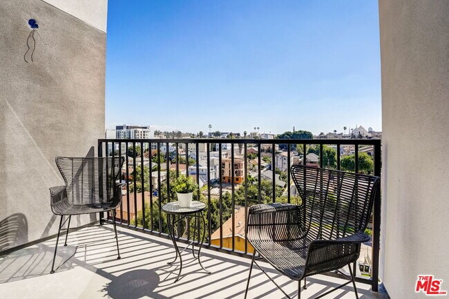 Building Photo - 222 N Alvarado St