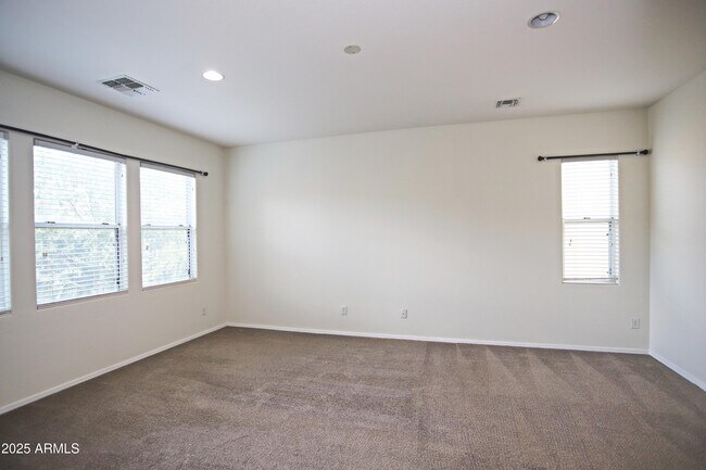 Building Photo - 1090 W Caroline Ln