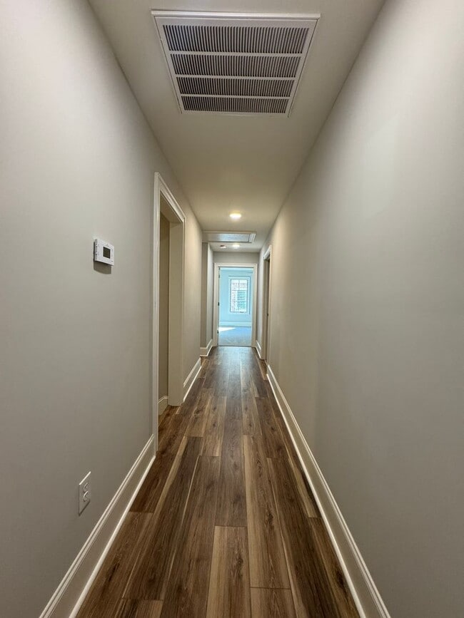 Building Photo - Grandeur Brick 4/3.5 with Bonus Room in Th...