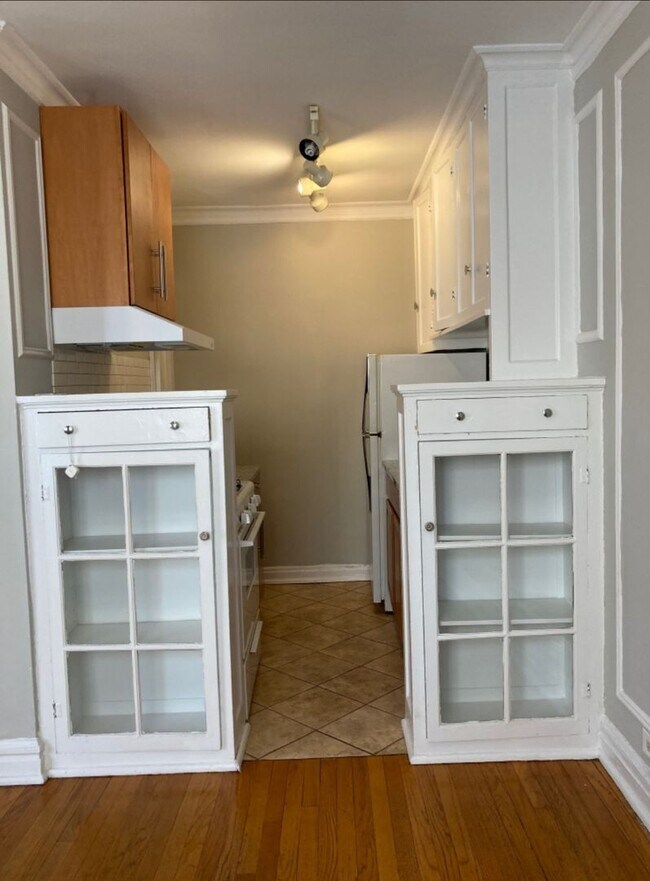 Building Photo - Edgewater Studio with Heat and Cooking Gas Included ~ No Security Deposit ~ Cat Friendly