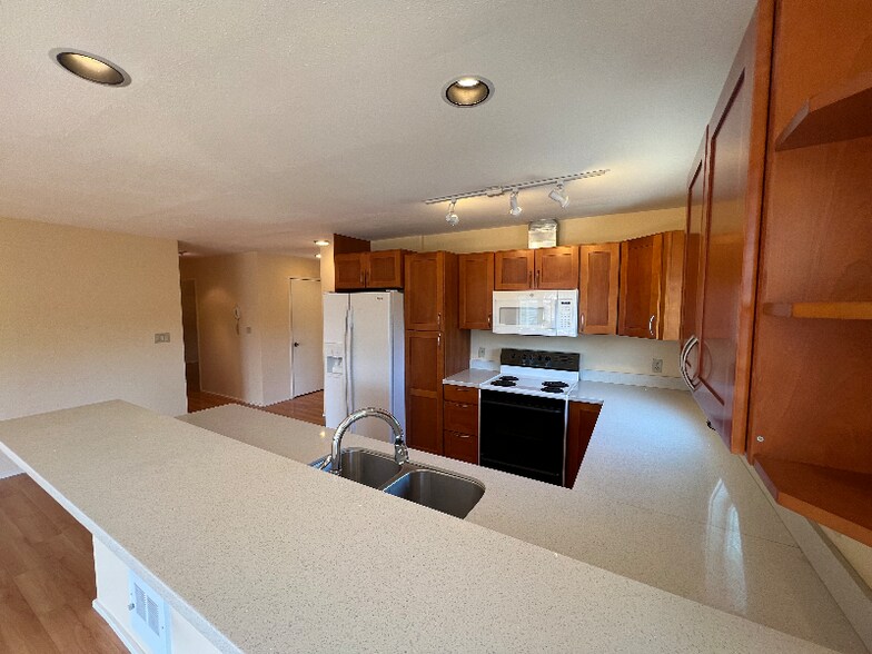 Building Photo - 215 14th Ave E