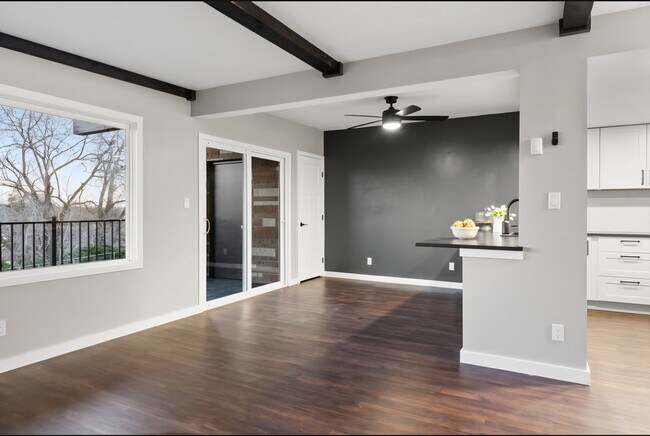 Building Photo - 605 W Crest Dr